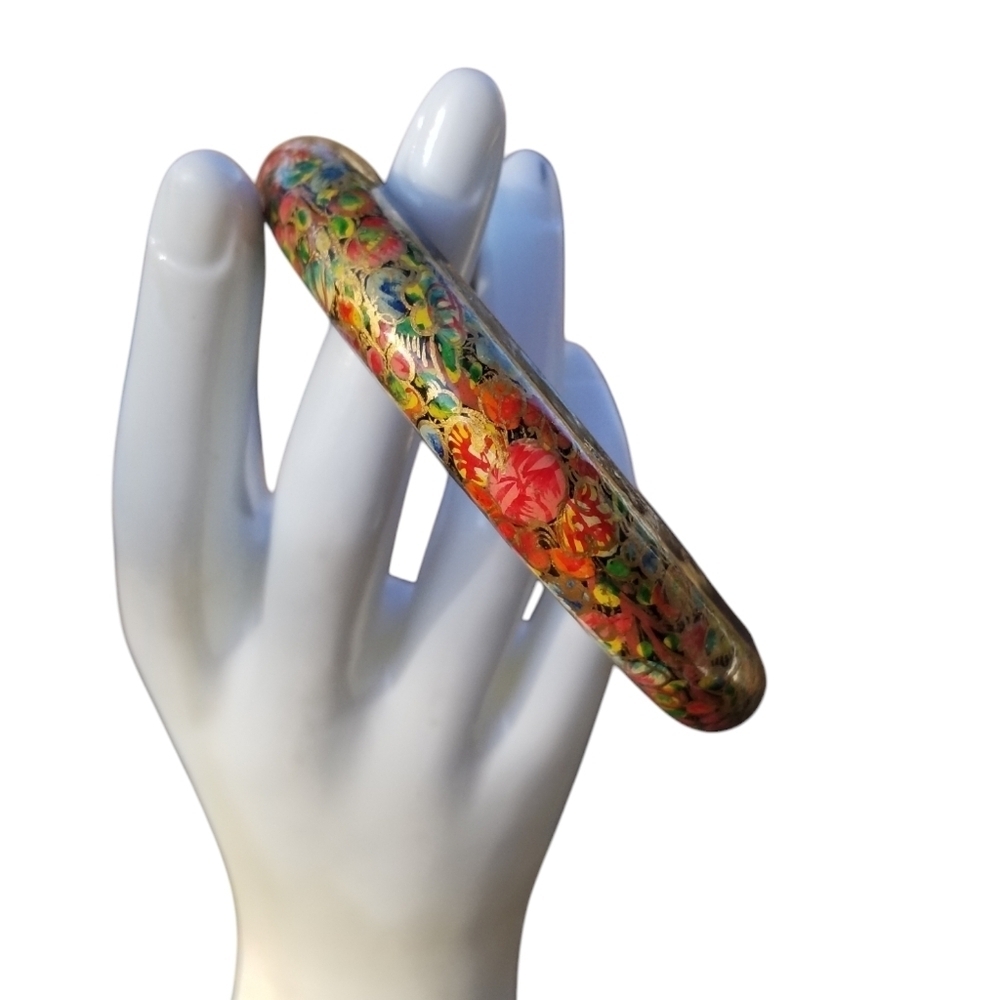 VINTAGE HANDPAINTED LACQUERED FLORAL DESIGN WOODEN BANGLE BRACELET